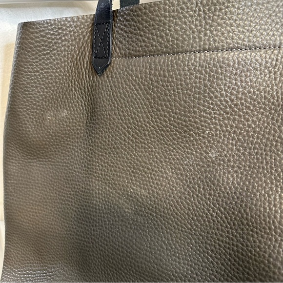Madewell Transport Tote in Pebbled Leather, dark grey / brown - Picture 6 of 14